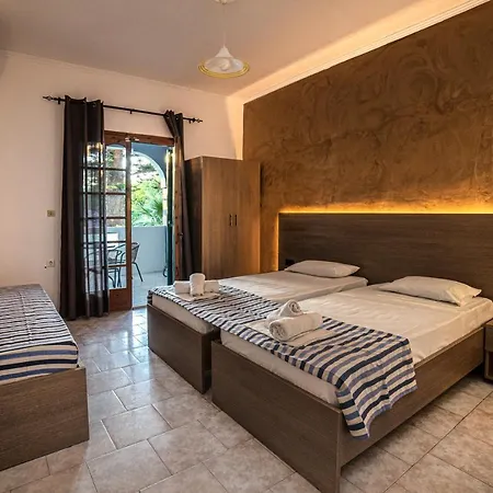 Amarylis Beachfront Studios * Amoudi